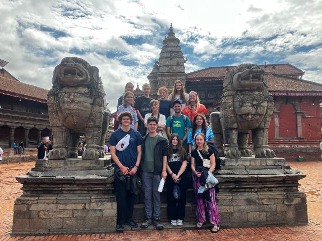 students memorial temple outside group photo