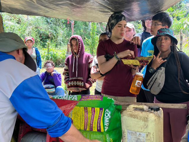 ecuador students handing out food to each other